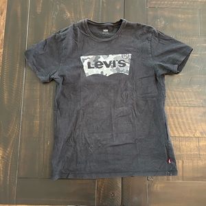 black camo Levi’s tee